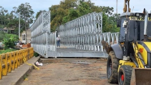 ¡Al fin! Tras siete meses sin puente, terminó la instalación de estructura metálica sobre el río San Juan
