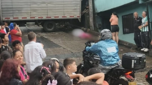 Niño de 10 años murió tras ser arrollado por un camión en Medellín; lluvias habrían provocado que el vehículo se deslizara por una loma