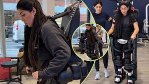EN VIDEO | Estuvo 10 años en silla de ruedas y volvió a caminar gracias a un exoesqueleto robótico