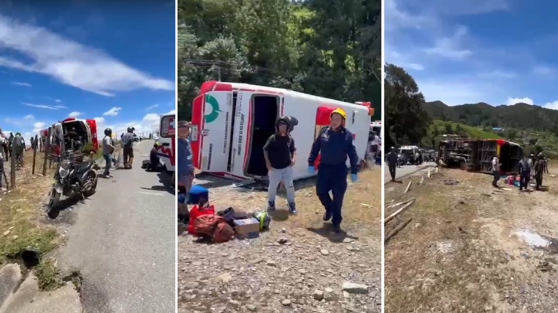 El vehículo de transporte público termino volcado a un costado de la carretera. Foto y video: Denuncias Antioquia