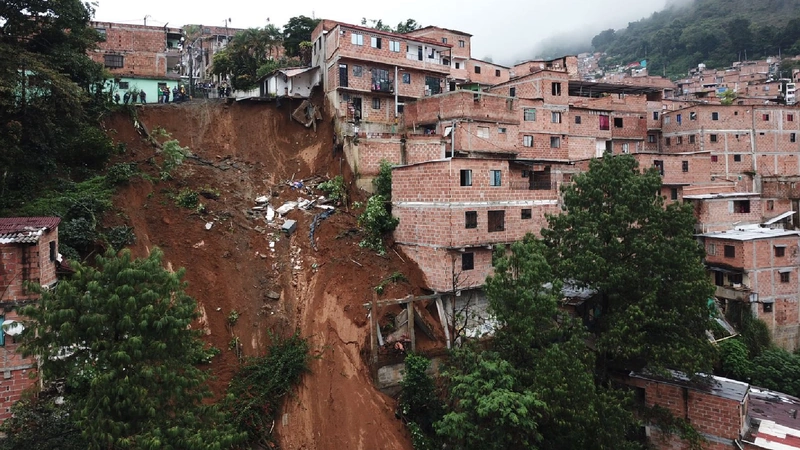 La Alcaldía de Medellín, a través de Dagrd, evalúa la condición de las viviendas tras el derrumbe que deja 53 familias evacuadas. Foto: Cortesía