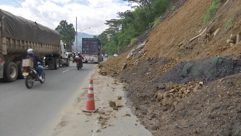 Transportadores piden a la UNGRD intervenir ante la amenaza en Las Chachas, un punto vital para la salida de carga del Valle de Aburrá.