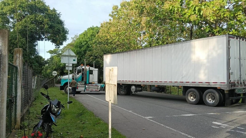 Con un vehículo de carga, la comunidad restringió la movilidad en ambos sentidos, en la vía hacia la costa Atlántica.