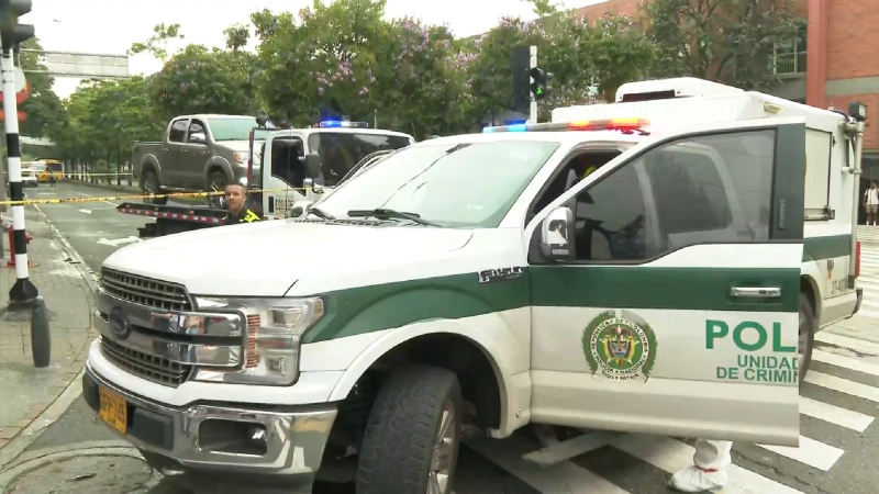 El pasado 6 de mayo fue asesinado un expolicía en inmediaciones de la Universidad de Antioquia. Fue atacado cuando Iba conduciendo la camioneta que se ve en la foto.