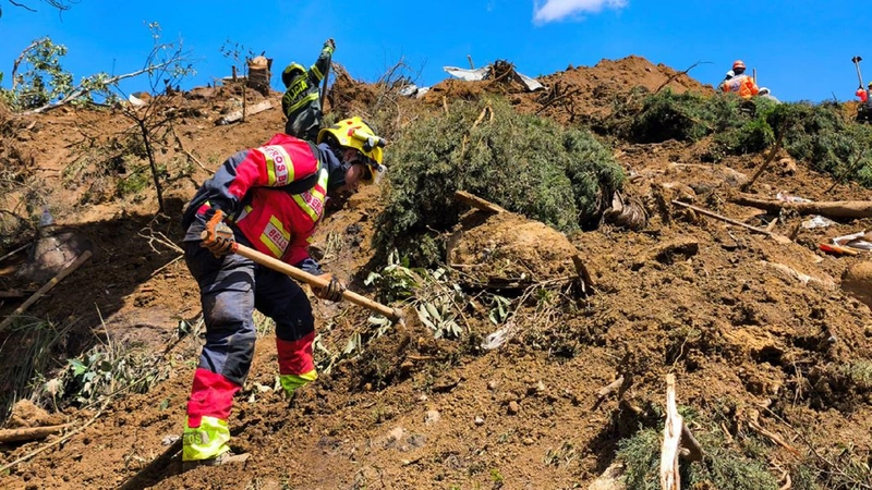 Los organismos de socorro continúan con las labores de búsqueda de 13 personas reportadas como desaparecidas. Foto: Cortesía