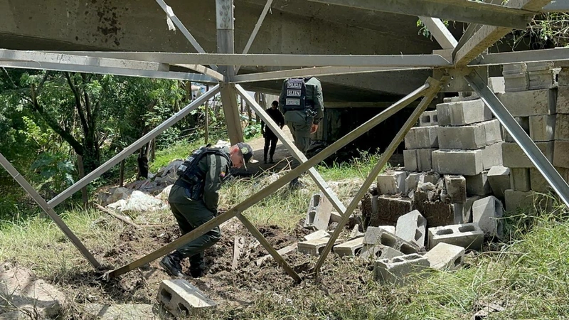 En la torre de energía en inmediaciones del puente La Asomadera instalaron tres artefactos explosivos. Activaron uno. Foto: Cortesía