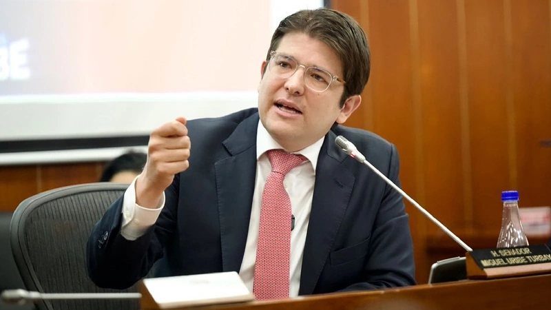 Estos fueron los resultados que tuvo Miguel Uribe en opinión ciudadana de la firma Invamer. Foto Redes sociales