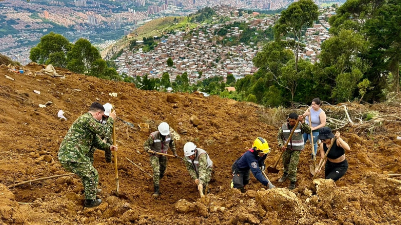 Al finalizar el sexto día de labores en la vereda Granizal de Bello se tenía un reporte de 25 personas muertas. Fotos: Cortesía de organismos de socorro