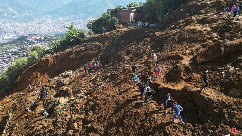Ya son 16 las personas muertas tras el deslizamiento de tierra que se registró en la vereda Granizal de Bello. Comunidad que buscan a los desaparecidos se niega a salir de la zona del desastre. Foto: Cortesía