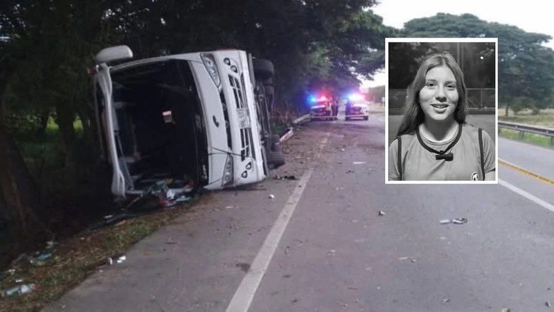 Imagen del bus que se volcó con la delegación del equipo de fútbol de Sabaneta Cefusa. Imagen de Ana Sofía Jiménez, la joven fallecida.