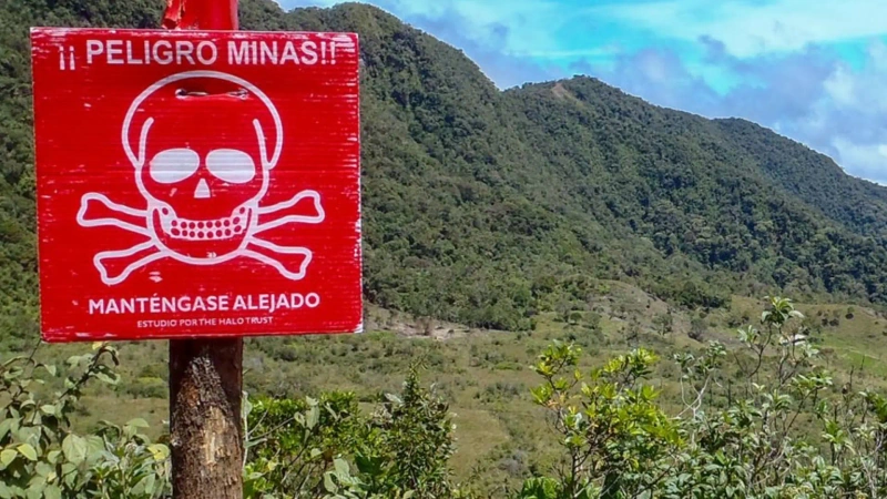 Foto de aviso de advertencia sobre un campo minado en Colombia.