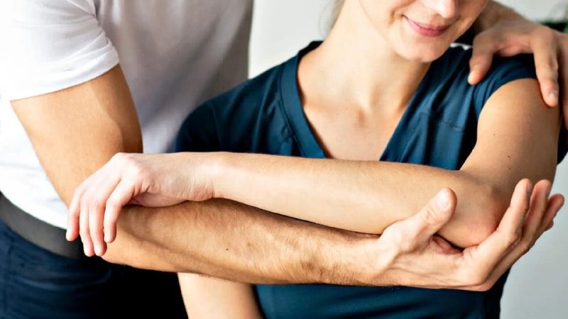 Paciente de esclerosis múltiple realiza ejercicios de fisioterapia