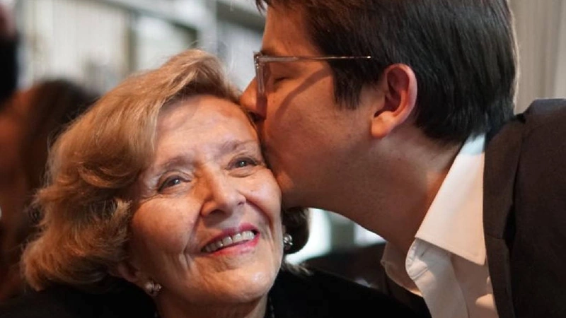 Foto de Miguel Uribe con su abuela materna: Nydia Quintero.