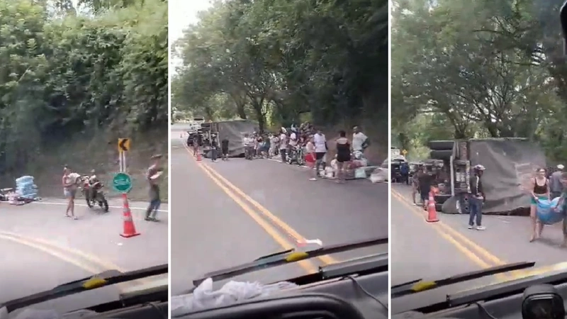 Con motos y carros llegaron hasta el lugar para llevarse la mercancía que transportaba el vehículo de carga. Foto: Screenshot