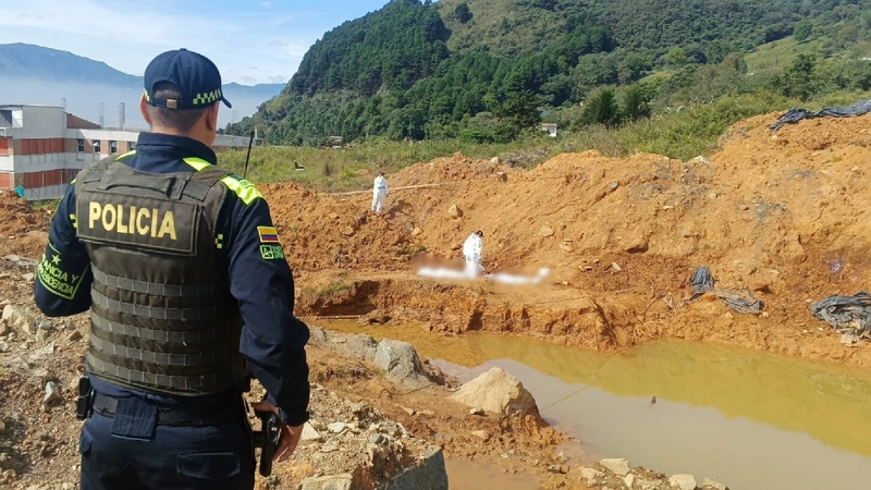 Las familias los buscaron 19 horas hasta sospechar que estaban el charco artificial ubicado en el barrio París. Foto y video: Pablo Andrés Santa / TANoticias