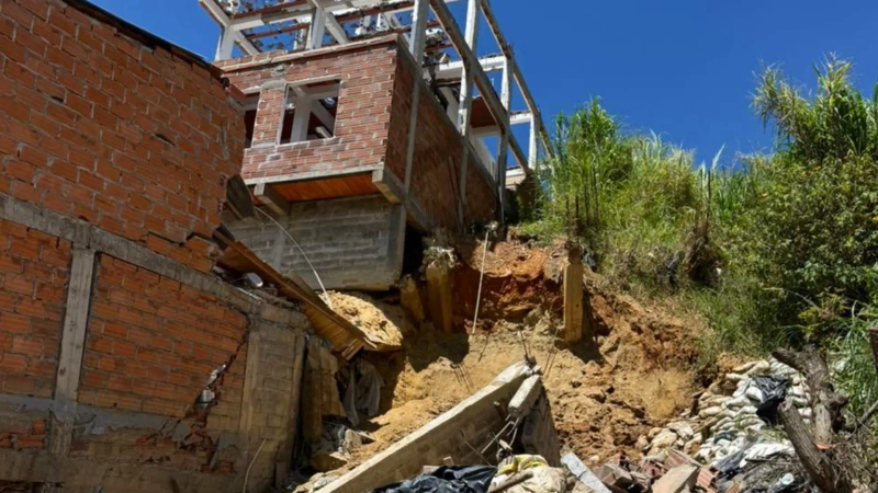 Deslizamiento en San Cristóbal deja una casa colapsada y seis en riesgo