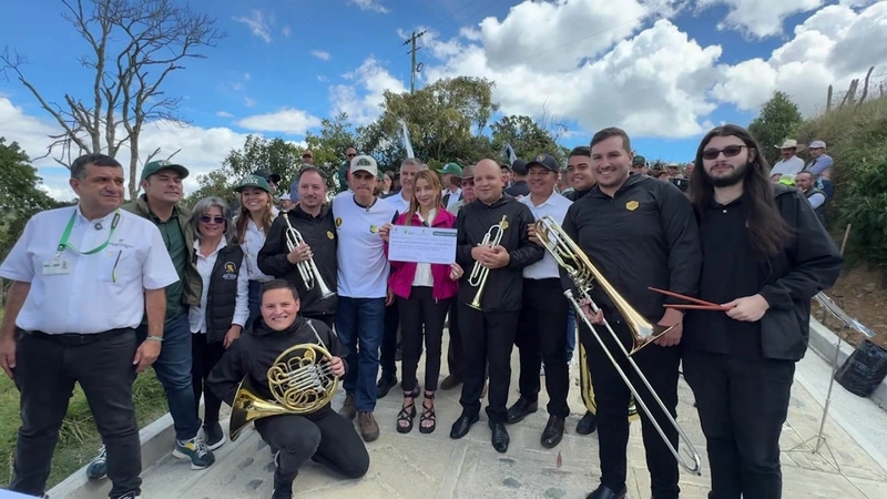 Gobernador entregó placa huella, mejoramientos de vivienda y recursos para la Banda Sinfónica en San Pedro de los Milagros