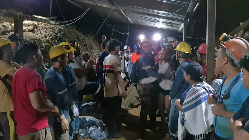 En la madrugada de este 18 de julio los mineros atrapados en la mina El Minón fueron rescatados. Ya están en sus hogares. Foto: TANoticias