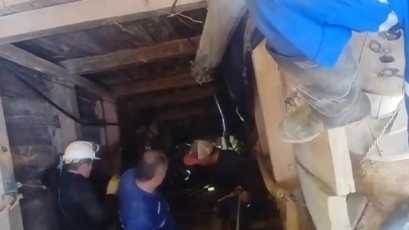 Las autoridades y organismos de rescate avanzan en el operativo para sacar a los mineros del socavón. Foto: Screenshot