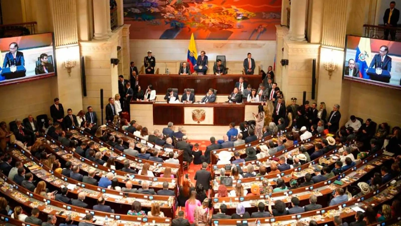La imagen describe la instalación de la última legislatura en plenaria del Congreso de la república y el presidente de la República