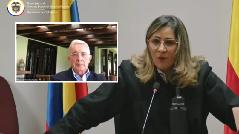 Imágenes de la jueza Sandra Liliana Heredia y del expresidente Álvaro Uribe Vélez, durante la audiencia de sentido del fallo del 28 de julio de 2025.