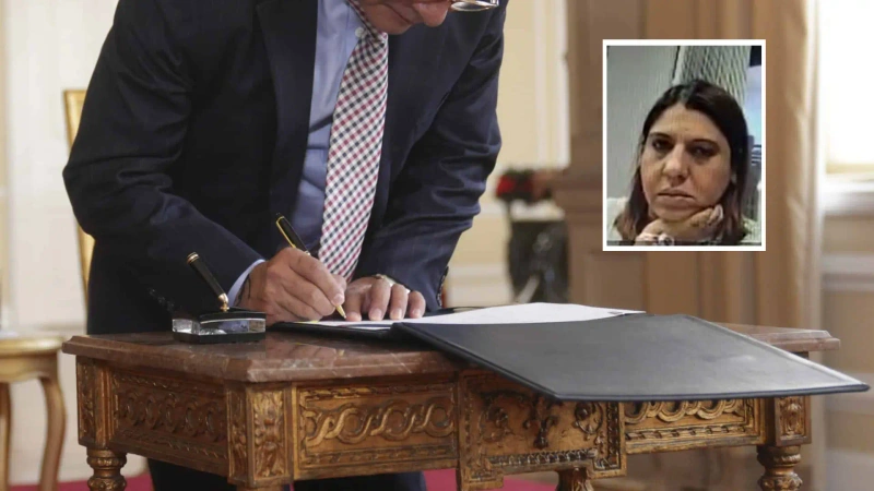 Foto de funcionario firmando un documento. Foto de Tatiana Alexandra Arroyave Baena.