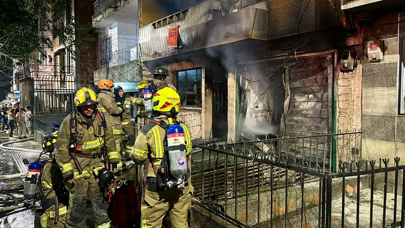 Incendio estructural en la comuna de Belén en Medellín. Foto: Dagrd.