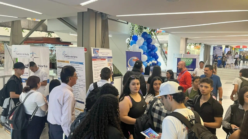 Estudiantes visitan los puestos de exposición de 20 instituciones educativas del centro de Medellín