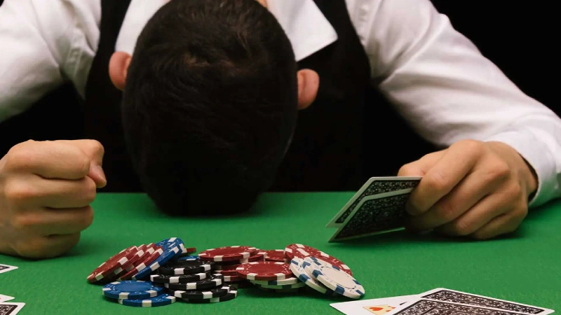 La imagen describe a un hombre adicto a los juegos de azar y que acaba de perder