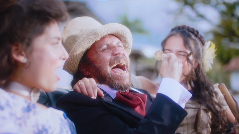 En esta última entrega, Cosiaca se disfraza de sacerdote y escucha las confesiones de los habitantes del pueblo, sin que estos sepan quién está detrás del confesionario. Foto: Teleantioquia