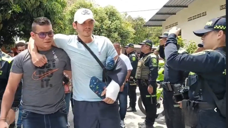El patrullero Diego Alejandro Herrera a su llegada a Chicoral, en El Espinal, Tolima.
