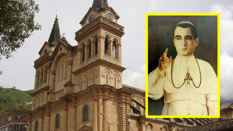 Antonio José Hurtado salía durante las celebraciones de Navidad a dar bendiciones vestido con la sotana blanca que identifica al sumo pontífice romano. Fotos: viajarenverano - Alcaldía de Barbosa