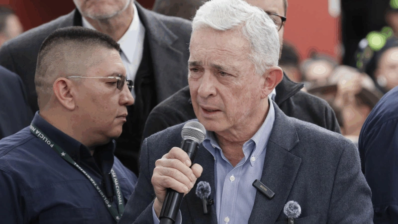 El expresidente Álvaro Uribe Vélez rinde homenaje a Miguel Uribe Turbay. Foto: Internet.