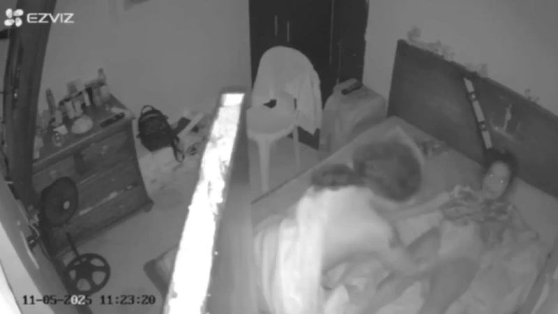 Esta captura de pantalla de uno de uno de los videos, muestra cómo la madre golpea a su hija en la cama