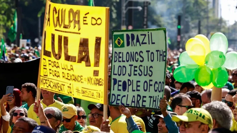La imagen describe varios protestantes con pancartas en respaldo a Bolsonaro y rechazo Lula, en medio de las manifestaciones