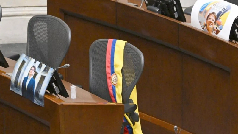 En la imagen se observa la bandera de Colombia, sobre la silla y la curul que ocupaba Miguel Uribe en Congreso de la República