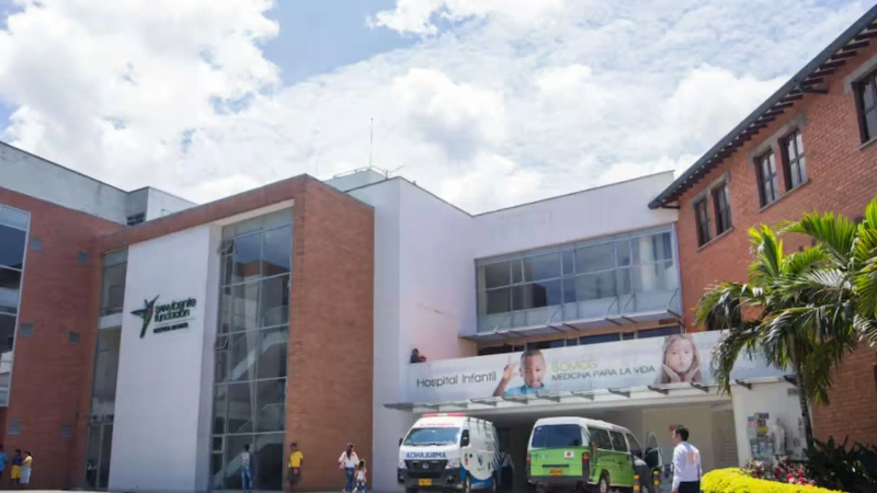 La imagen describe la fachada de uno de los hospitales que presenta sobrecupo en urgencias.