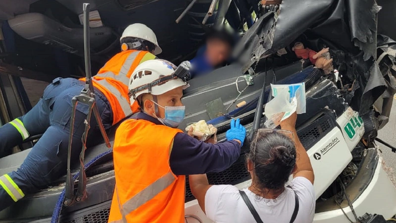 La Policía de Urabá confirmó en el accidente 3 personas murieron y, por lo menos, 6 heridos. Foto: Cortesía