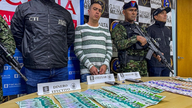 Alias 'Chorizo' el supuesto testaferro de las disidencias de las Farc en Antioquia fue capturado mientras se movilizaba en una camioneta de alta gama en Medellín. Foto: Cortesía