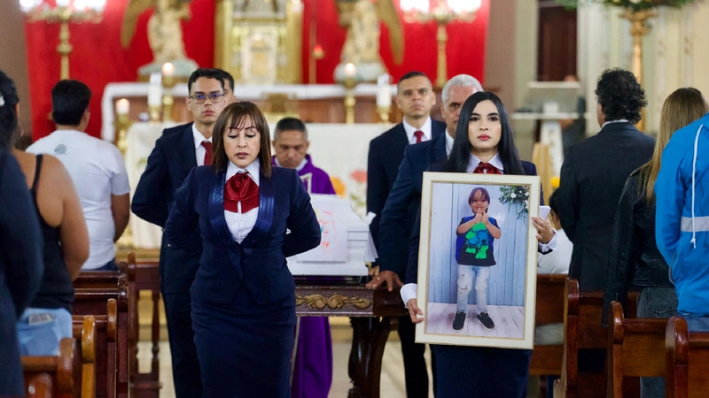 Con una solemne misa en la Parroquia Jesús Nazareno, donde asistieron familiares y funcionarios de la Alcaldía de Medellín, despidieron a Nairkel, el niño de 4 años asesinado brutalmente en el barrio Castilla. Foto: Cortesía
