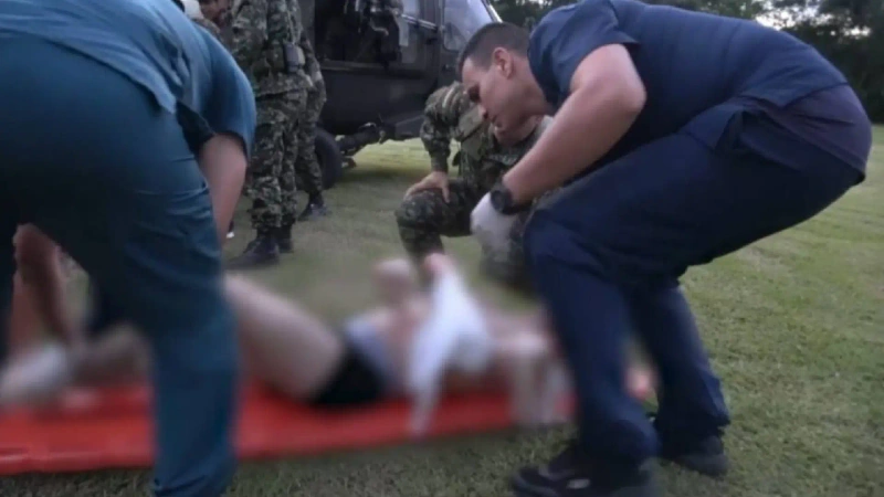 La imagen describe el momento en el que uno de los soldados, era trasladado a un centro médico, tras ser quemados en Putumayo.