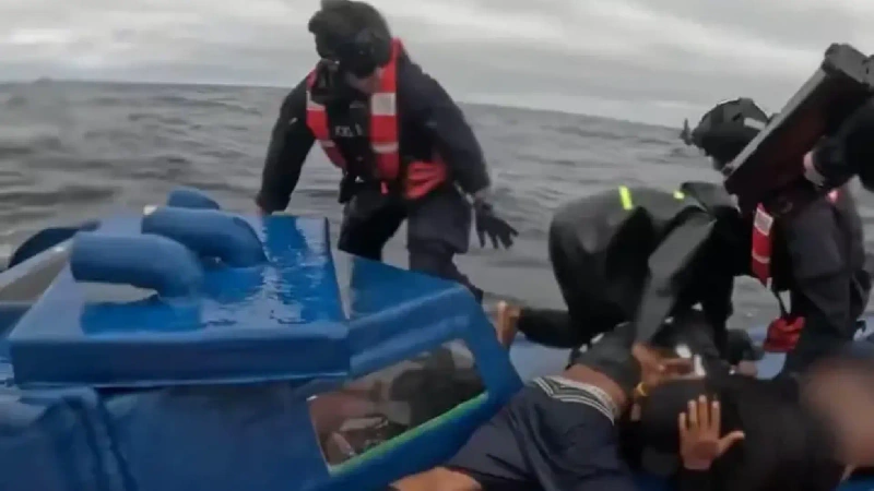 La foto muestra el momento en que agentes de la guardia costera de los Estados Unidos, capturan a varias personas en aguas internacionales.