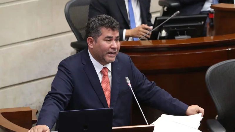 La imagen muestra al senador de la República Alejandro Chacón, en medio de una intervención en el Congreso.