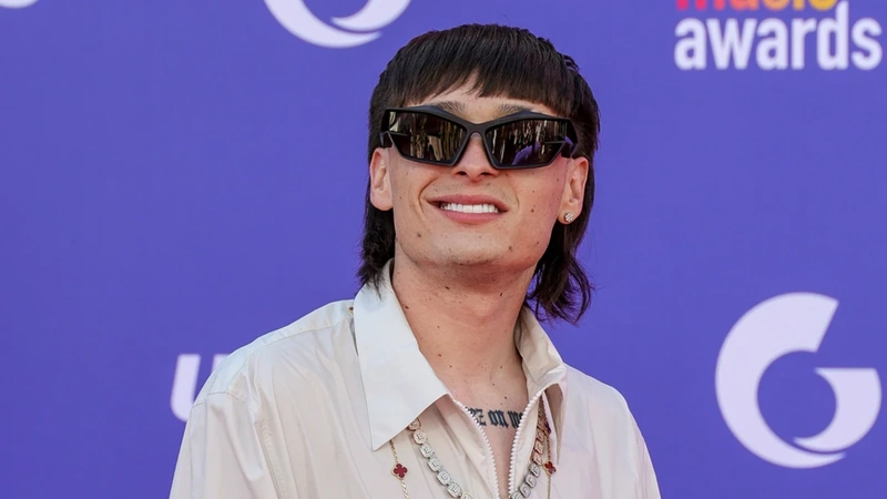 Conoce el nuevo look de Peso Pluma. Foto: Europa FM.