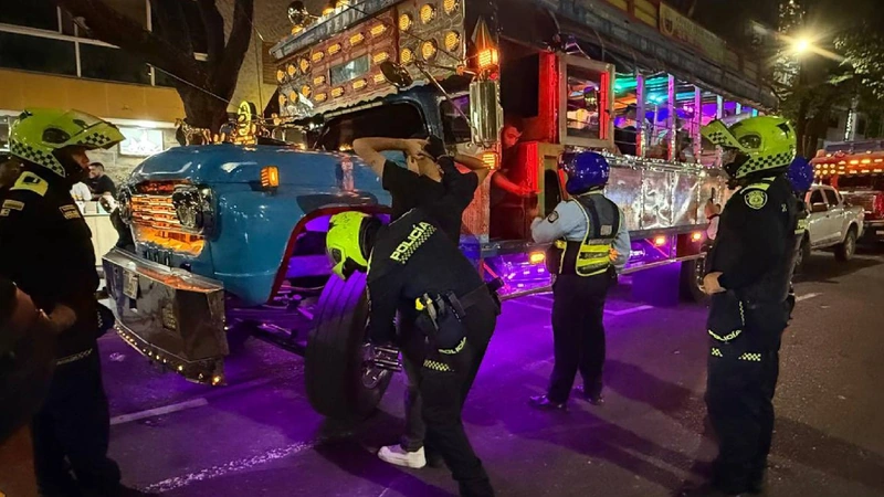 Megaoperativo en Medellín: La carrera 70 fue una de las zonas donde se realizaron controles. Allí, se verificaron las condiciones de las chivas y el cumplimiento de la documentación. También hubo registro a ciudadanos.