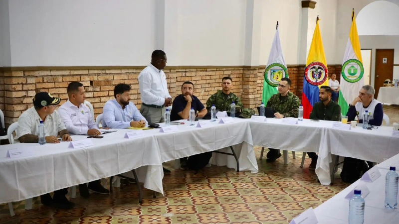 La imagen muestra a autoridades locales, militares y departamentales, realizando un consejo de seguridad en el municipio de Valparaíso.