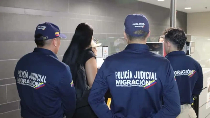 Este es el momento en que autoridades de Migración Colombia, reciben a la víctima de explotación sexual.