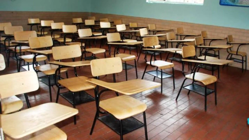 La imagen describe una aula de clase sin alumnos