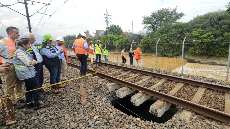 Así se ve la socavación en una de las vías férreas del metro de Medellín. Foto: Cortesía