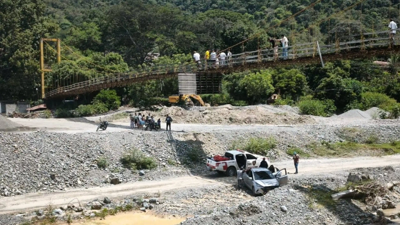 El vehículo cayó de una altura de 20 metros. Autoridades investigan lo sucedido. Foto: Cortesía